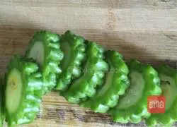 Bitter Melon and Purple Sweet Potato Cake Recipe Illustration 2