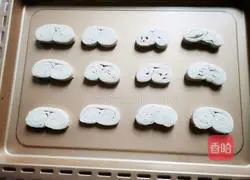 Illustration of making butterfly cakes with hand cakes 11