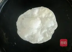 Illustration of how to make shredded pork burritos 3