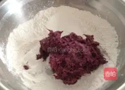 Illustration of how to make steamed purple potato cake 3 