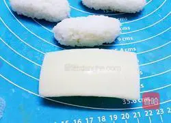 Illustration of how to make sausage cheese sushi 5