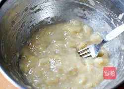 Illustration of how to make banana oatmeal energy cookies 1