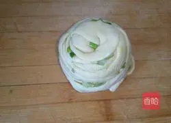 Illustration of how to make green onion hand cake 9