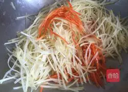 Illustration of how to make pancakes with shredded potatoes 3