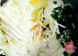 Illustration of how to make shredded potato pancakes 2