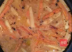 Illustration of how to make carrot and potato pancakes 13