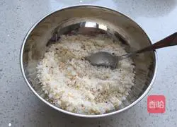 Illustration of how to make sesame and white sugar round cakes 3