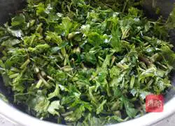 Illustration of how to make coriander and goose egg pancakes (winter solstice folk recipe) 1