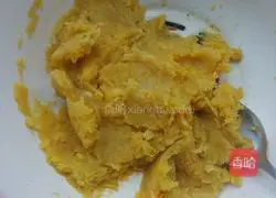 Illustration of how to make sweet potato, glutinous rice and coconut pancakes 4