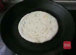 Illustration of how to make green onion pancake 10