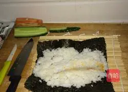 Illustration of how to make meat floss sushi 2