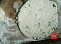 Illustration of how to make scallion hand cakes 5