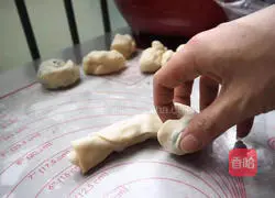 Illustration of how to make delicious scallion pancakes 4