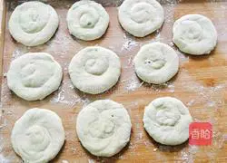 Illustration of how to make scallion pancakes (electric pancake version) 20