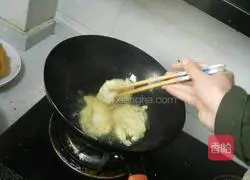 Illustration of how to make fried cakes and fried dough sticks 5