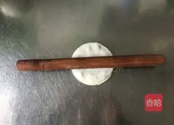 Illustration of how to make dumpling skin scallion pancakes 7