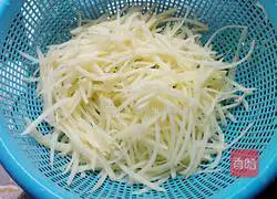 Illustration of how to make potato pancakes 3