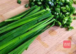 Illustration of how to make shrimp skin and chive burritos 2