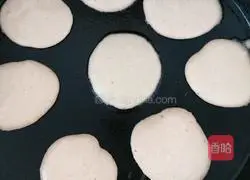 Illustration of how to make banana walnut milk waffles 11