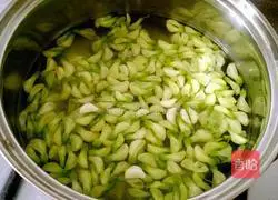 Sophora Flower Egg Pancake Recipe Illustration 2