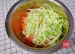 Illustration of how to make shrimp and vegetable egg pancakes 3