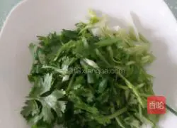 Illustration of how to make coriander egg pancake 2