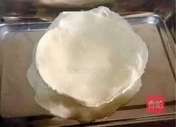 Illustration of how to make shredded pork rolls with Beijing sauce 7