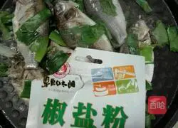 Illustration of how to make small fish grilled with green onion leaves in an electric pan 4