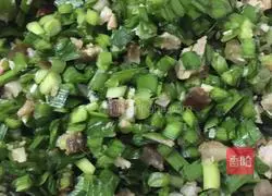 Illustration of how to make leek and meat pancakes 4