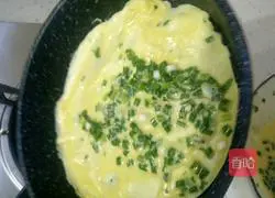 Illustration of how to make green onion egg pancake 12