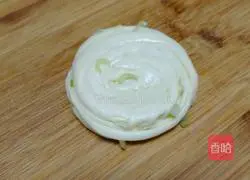 Illustration of how to make green onion hand cakes 14