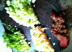 Illustration of how to make beef patties 2