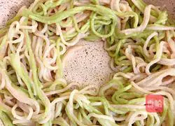 Illustration of how to make noodles and egg pancakes 7