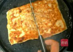 Illustration of how to make onion and pork pie 12