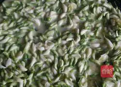 Illustration of how to make fried sophora flower cake 5