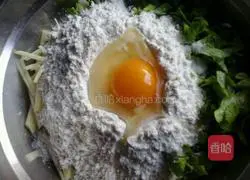 Illustration of how to make celery leaf and shredded potato pancakes 3