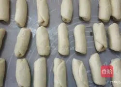 红豆Illustration of how to make egg yolk cake 5