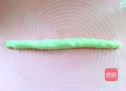 Illustration of how to make scallion pancakes 8