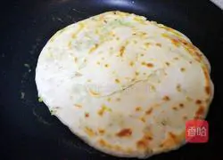 Illustration of how to make scallion pancakes with oil residue 15