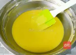 Illustration of how to make jam cherry blossom cake roll 4