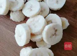 Illustration of how to make banana walnut milk waffles 2