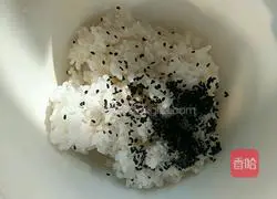 Illustration of how to make fruit sushi rice balls 2