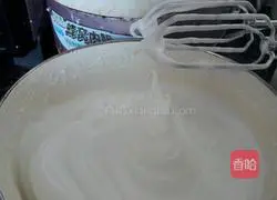 Illustration of how to make orange jam cake roll 8