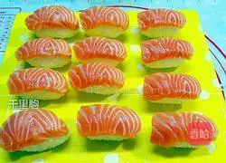 Illustration of how to make salmon sushi 4