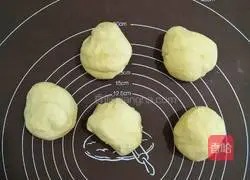 Illustration of how to make salt and pepper oil and scallion pancakes 3