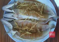 Illustration of how to make Kuilong fish cake 1