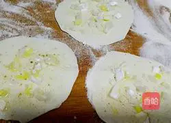 Illustration of how to make small onion pancakes 2