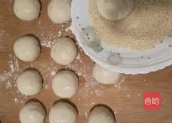 Illustration of how to make cumin beef crispy biscuits 10