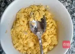 Illustration of how to make egg yolk pancakes 1