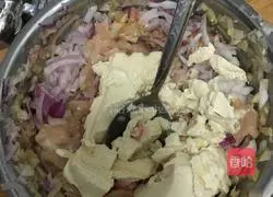 Illustration of how to make onion and mandarin duck cake 4